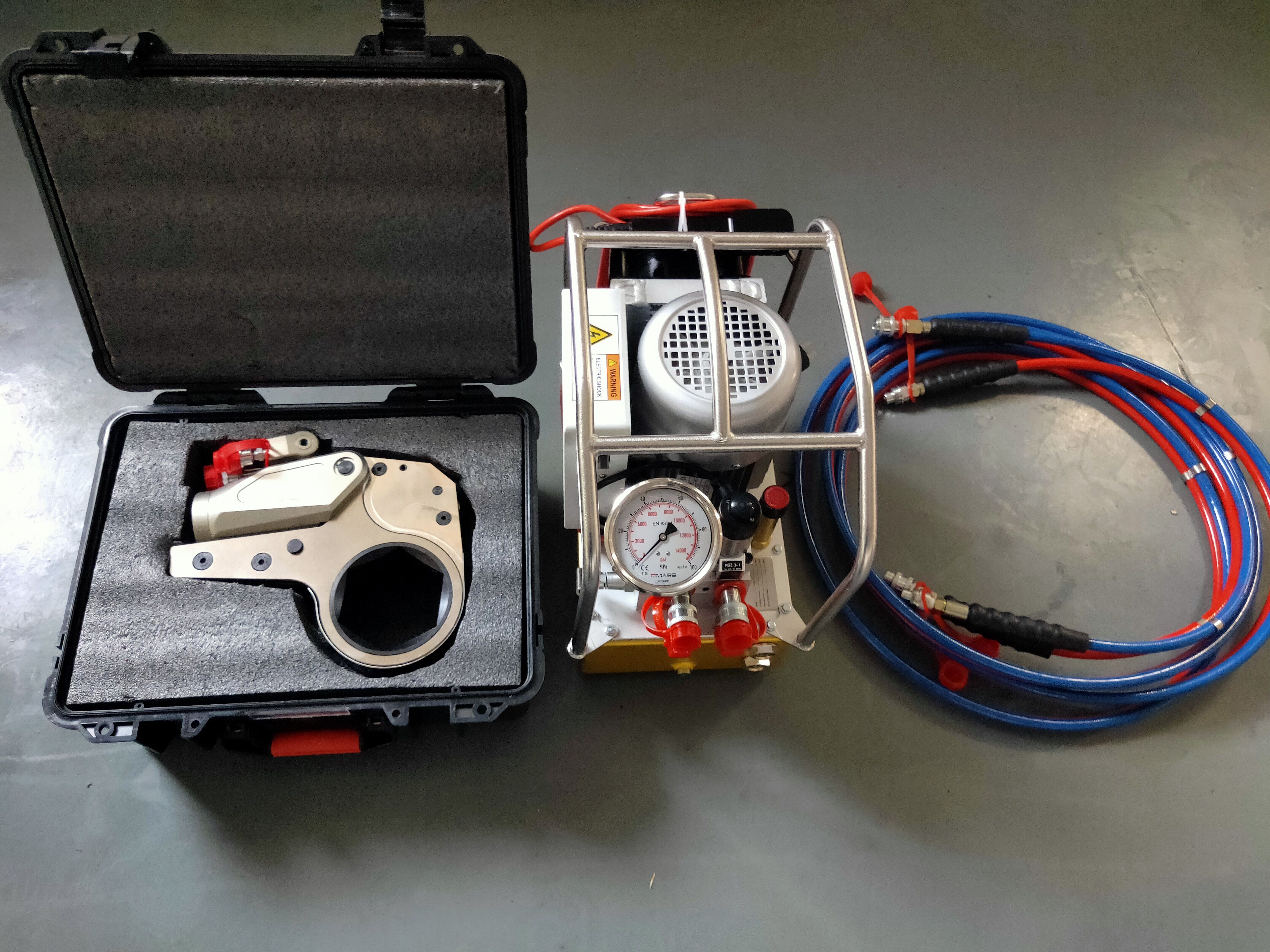 Demo Hydraulic Low-Profile Torque Wrench & Hydraulic Wrench Pump